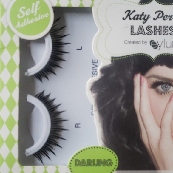 Katy Perry lashes darling - Picture 2 of 3